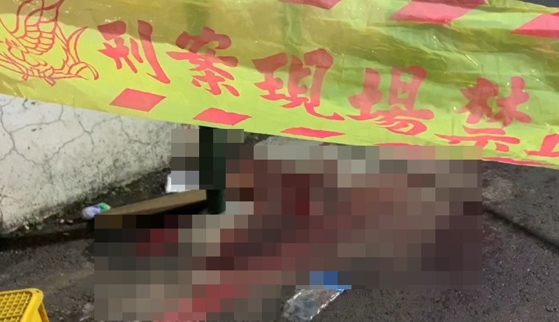 潘男酒後討債，在巷口把債務人的鄰居林姓男子砍死，案發現場留下大片血跡。