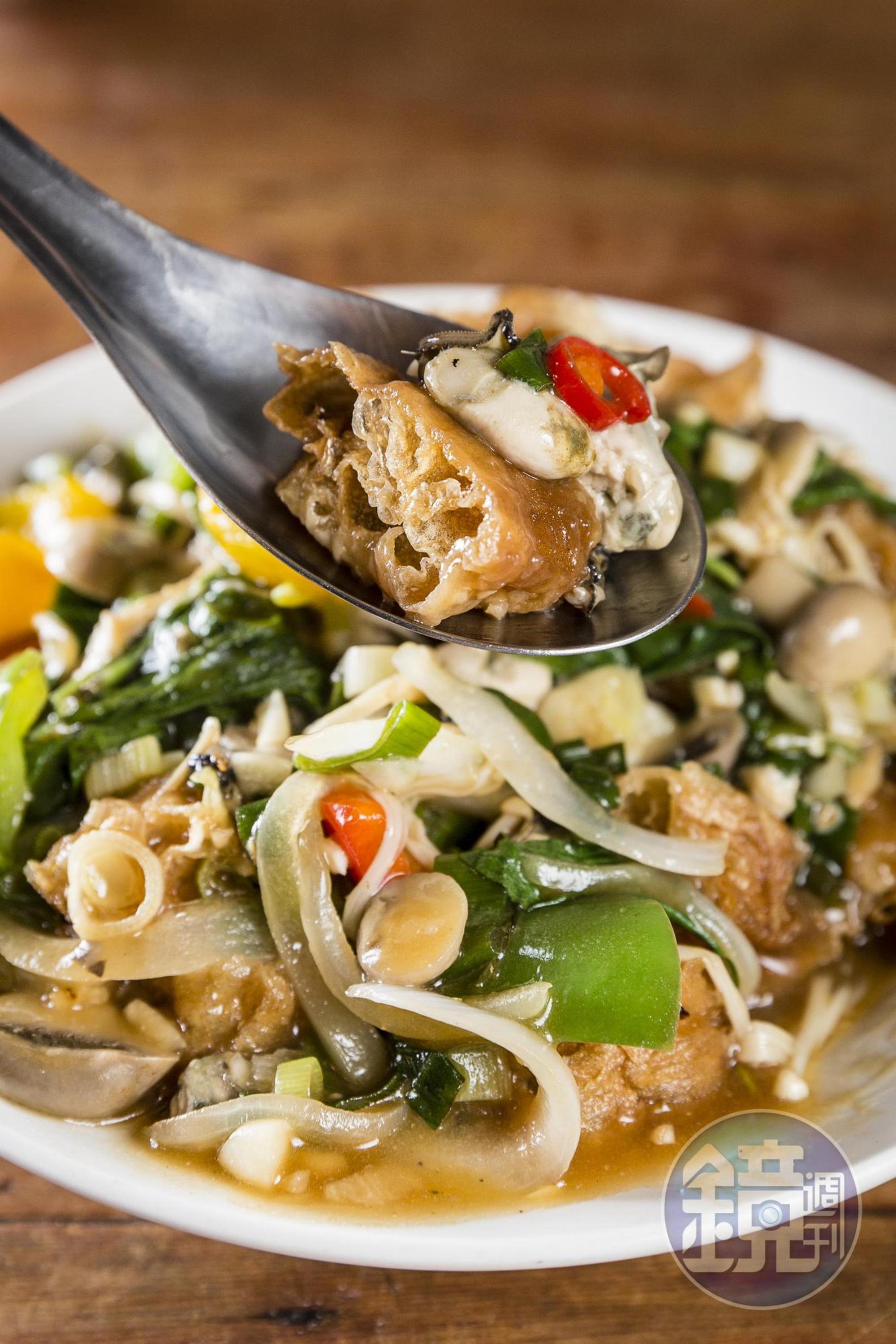 劉建華研發的蚵仔油條,能同時品嚐油條的酥脆與蚵仔的軟嫩口感。(240元/小份)