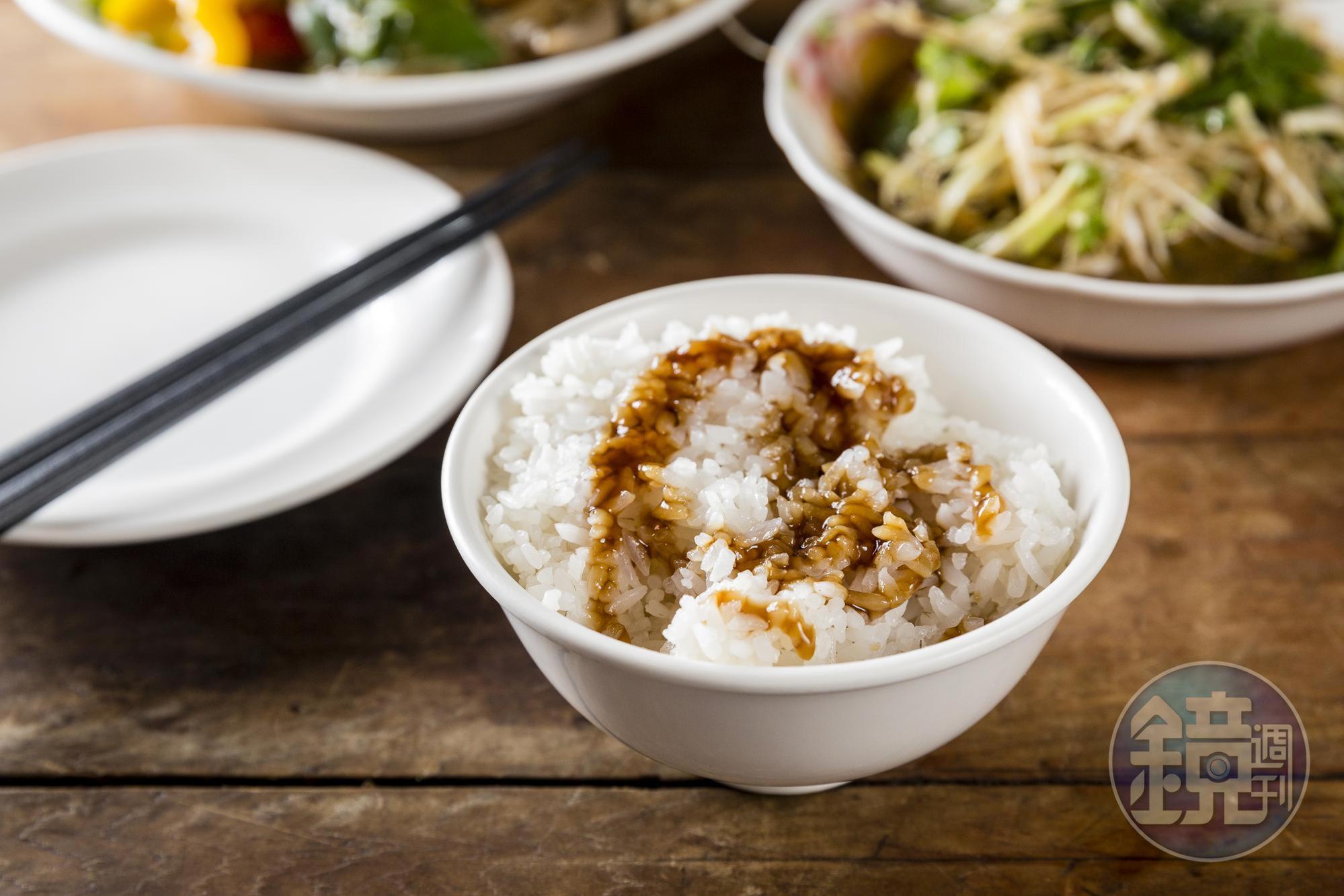 阿才的店提供白飯與古早味豬油拌飯2種選擇。(25元/碗)