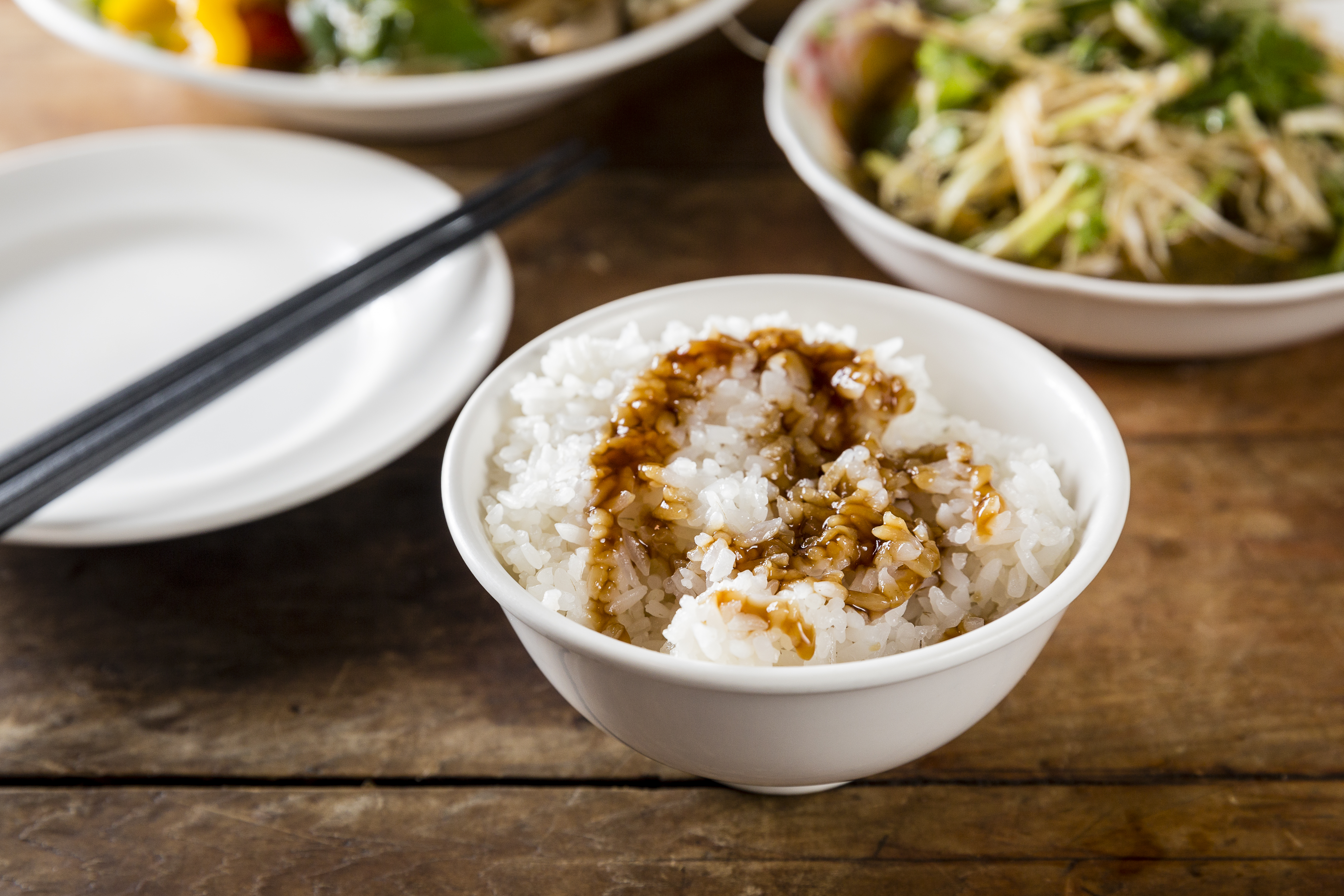 阿才的店提供白飯與古早味豬油拌飯2種選擇。(25元/碗)