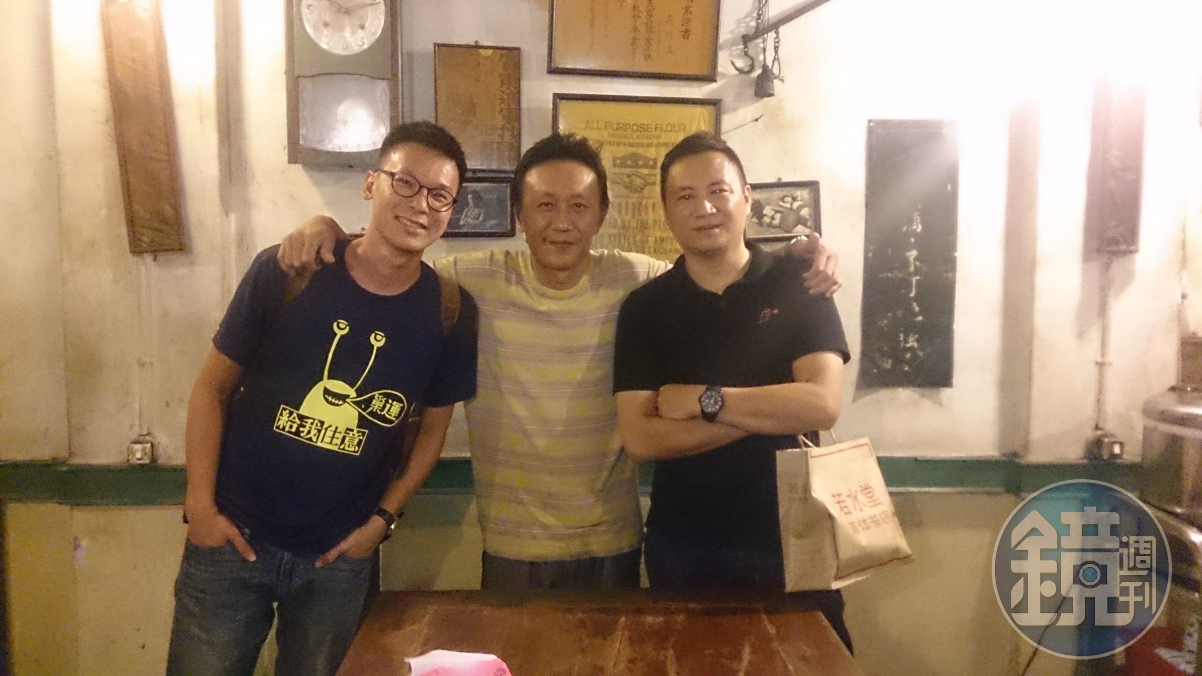 劉建華（中）是老闆兼廚師，個性海派鮮明，新一代政治人物如林飛帆（左）、大陸民運人士王丹（右）都曾是座上嘉賓。（阿才的店提供）