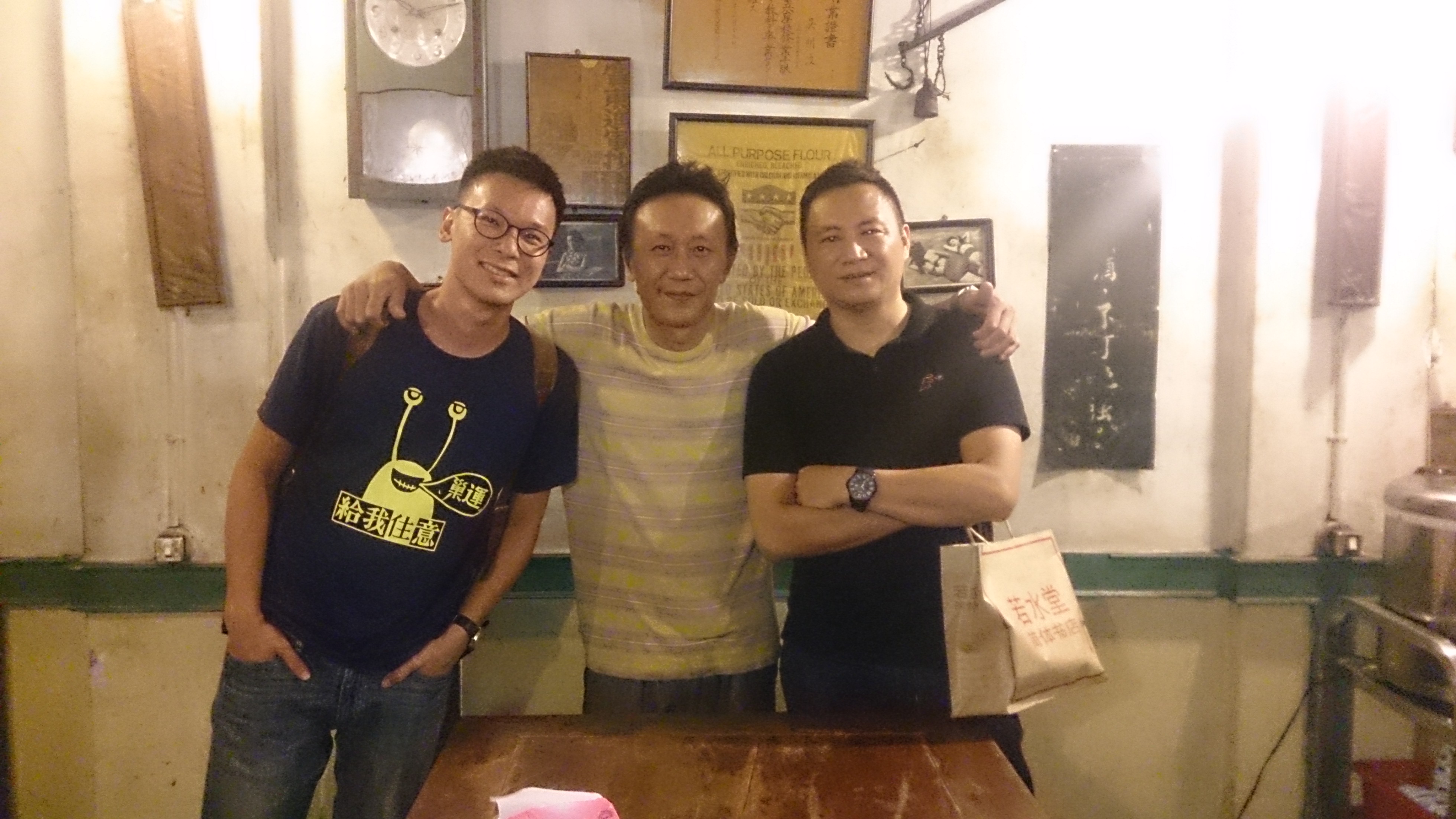劉建華（中）是老闆兼廚師，個性海派鮮明，新一代政治人物如林飛帆（左）、大陸民運人士王丹（右）都曾是座上嘉賓。（阿才的店提供）