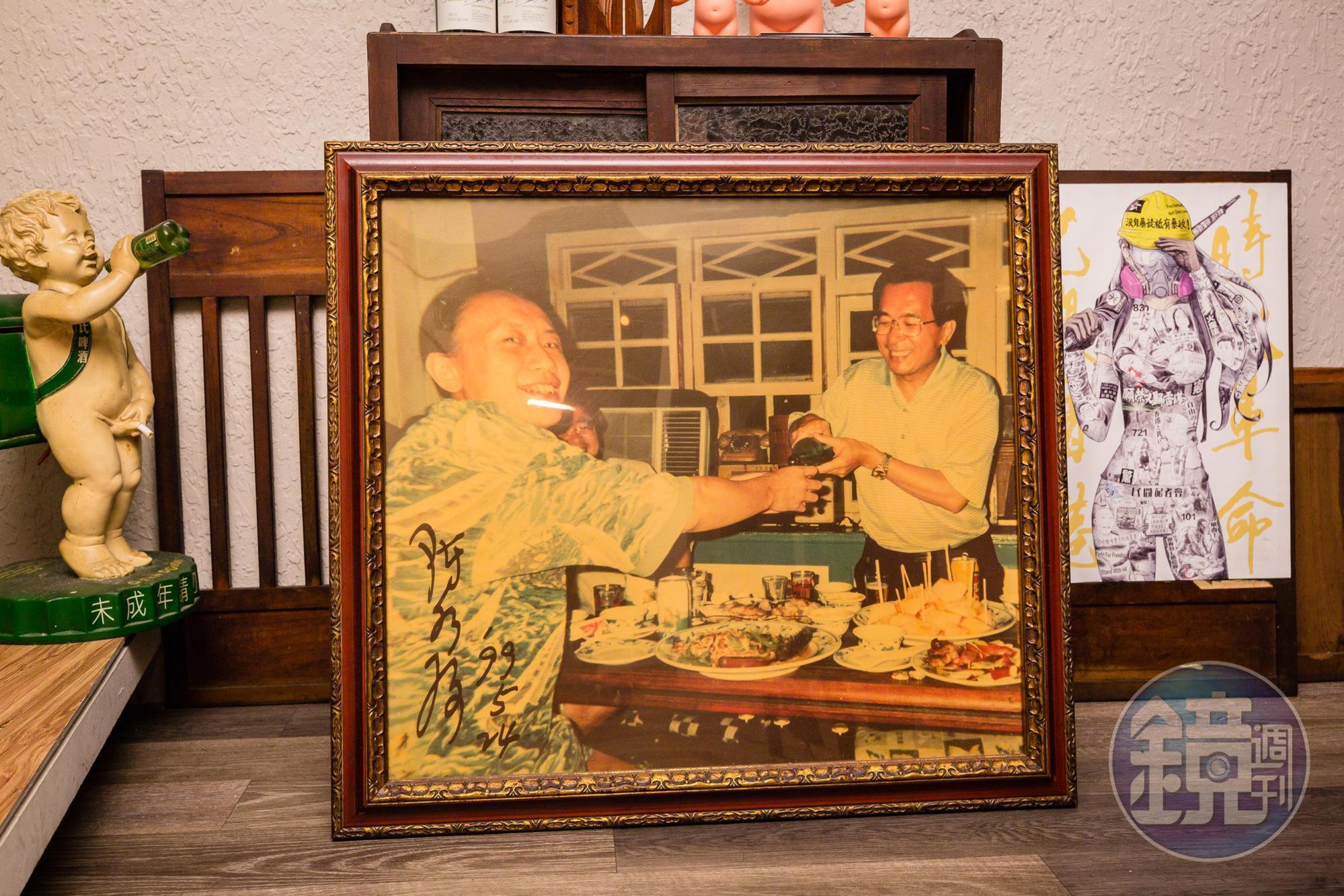 90年代台灣解嚴後,阿才的店是黨外人士、政治明星針砭時政的聚會場所,時任台北市長的陳水扁(右)也是常客。