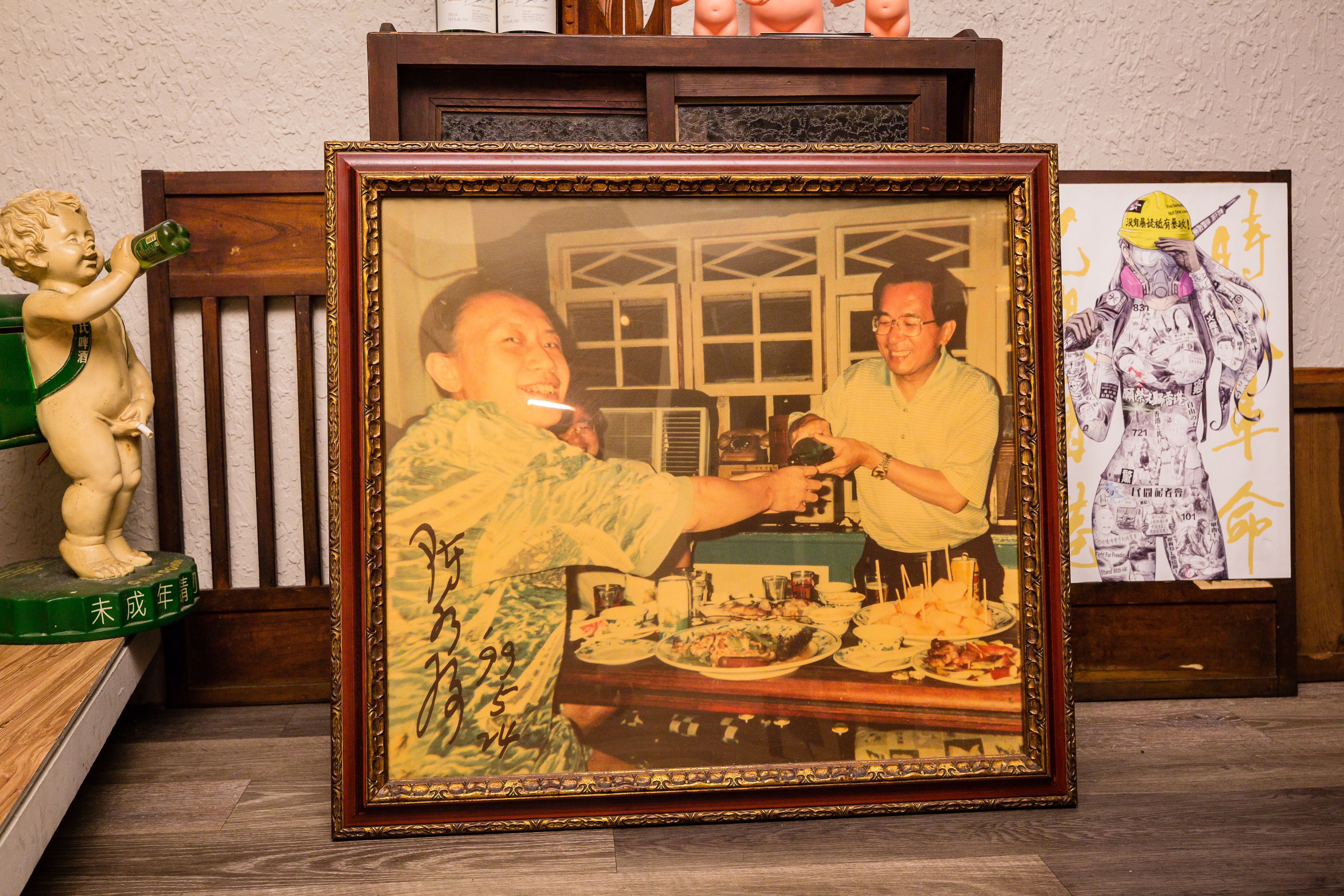 90年代台灣解嚴後,阿才的店是黨外人士、政治明星針砭時政的聚會場所,時任台北市長的陳水扁(右)也是常客。
