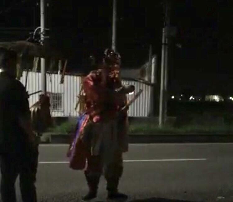 卓姓直播主擅闖民宅遭判刑,圖為網友分享他的「送肉粽」直播。(翻攝畫面)