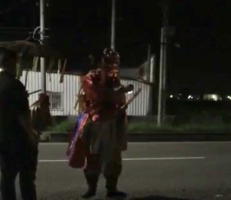 卓姓直播主擅闖民宅遭判刑，圖為網友分享他的「送肉粽」直播。（翻攝畫面）