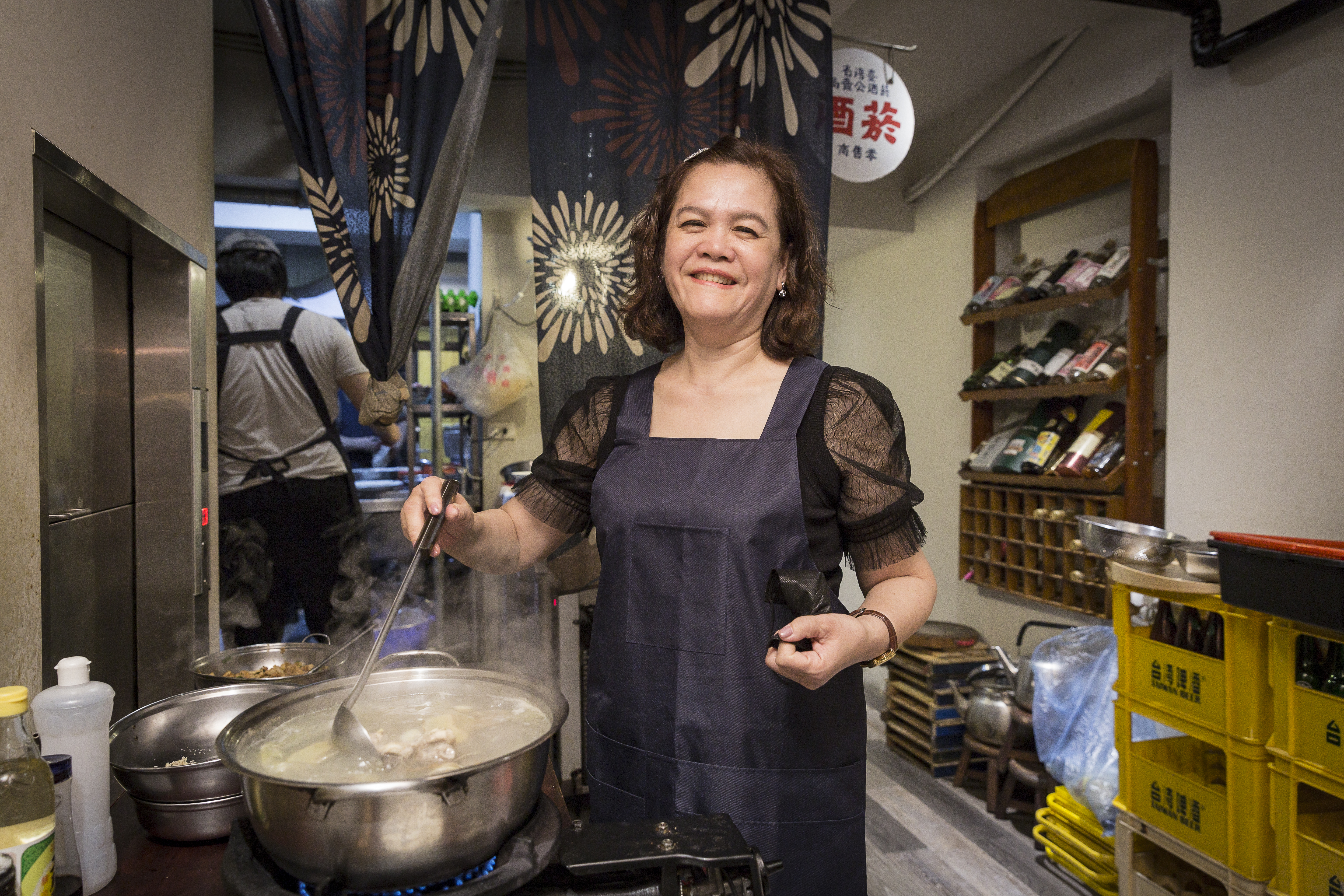 劉建華的太太是客人口中的「華嫂」，她從20歲結婚後，便一路跟著劉建華在餐廳幫忙，了解劉建華對做菜追求完美的個性。
