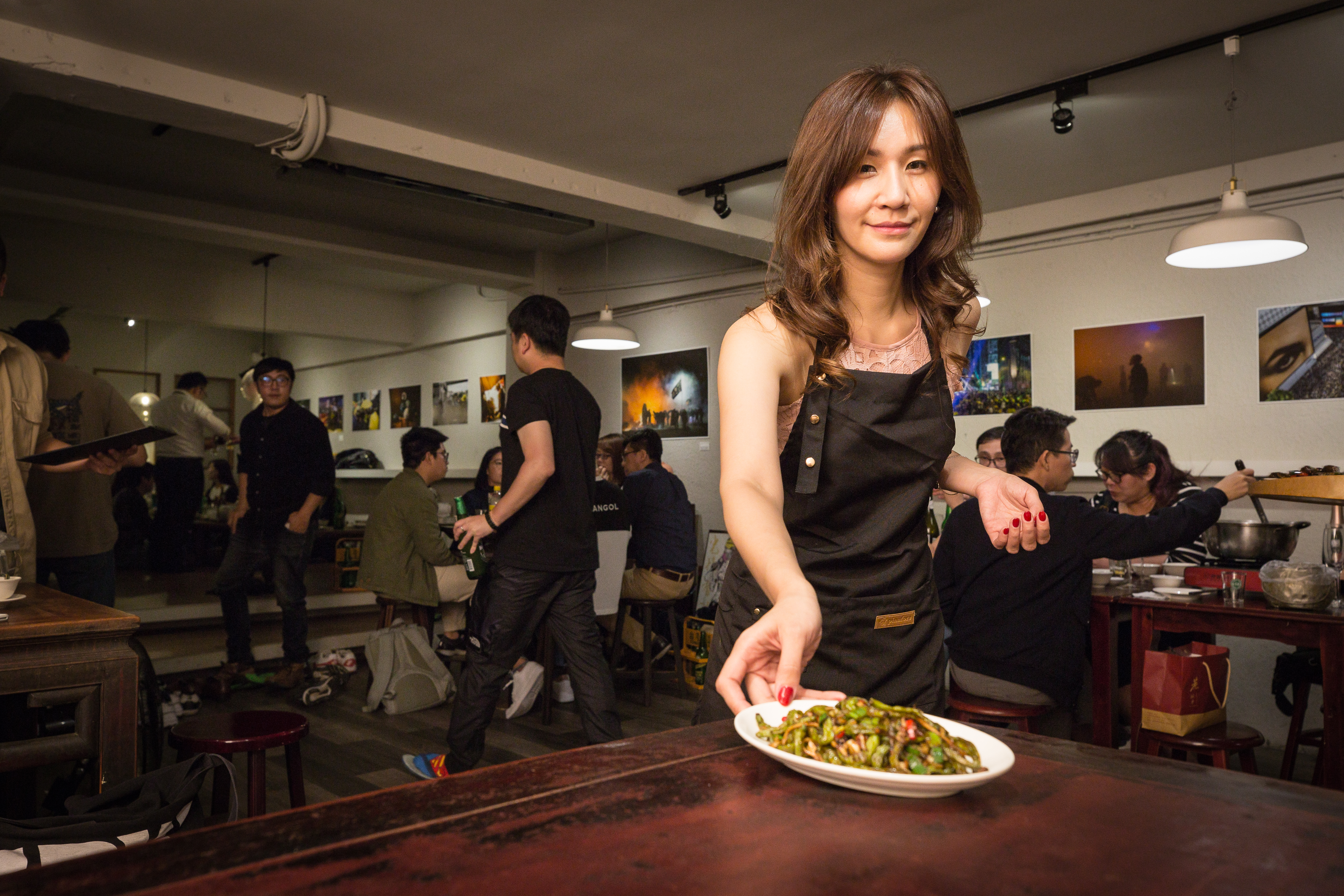 因父親罹癌，楊怡欣決定回家接手，成為阿才的店第三任掌門人。