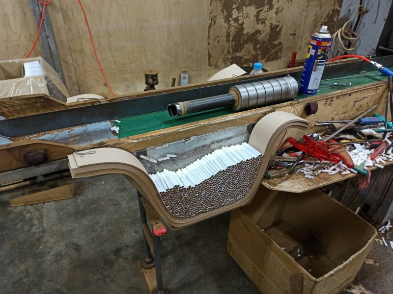 刑事局偵八大隊今宣布破獲彰化私菸地下分裝工廠。（翻攝畫面）