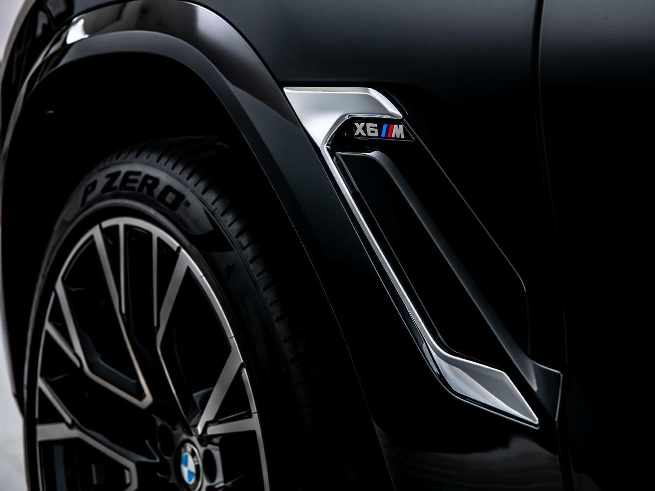 BMW X6 M車側鰓狀導流氣孔提升高速行駛時的穩定性。