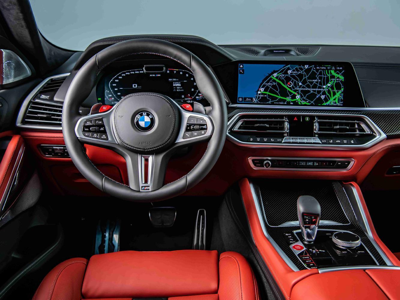 BMW全數位虛擬座艙結合12.3吋虛擬數位儀錶與12.3吋中控觸控螢幕，帶給駕駛者更強烈而便利的視覺體驗。