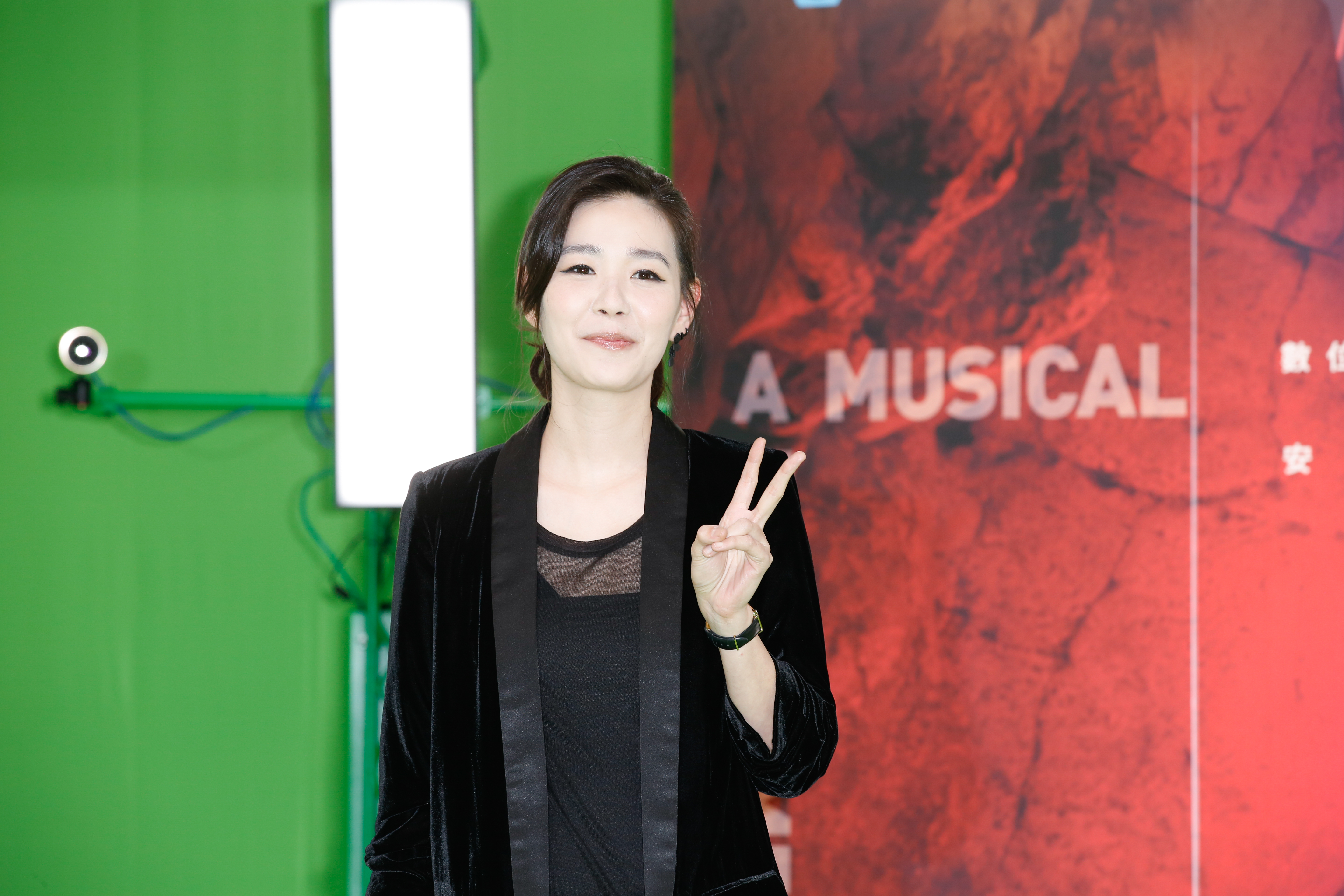 安溥強調自己還是不太會拍照，只能擺出V字手勢。 