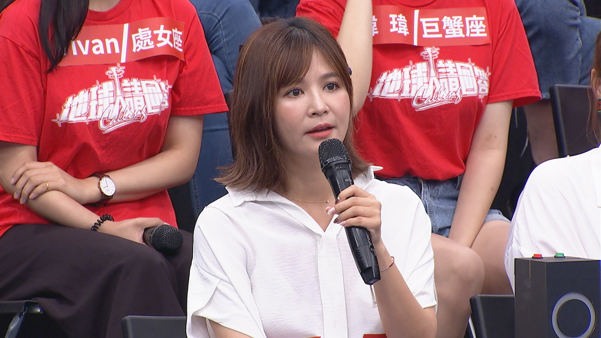 《地球人請回答》也搭上此話題，邀請藝人阿Ken、吳怡霈在節目中大聊看另一半手機的經驗。（中天提供）