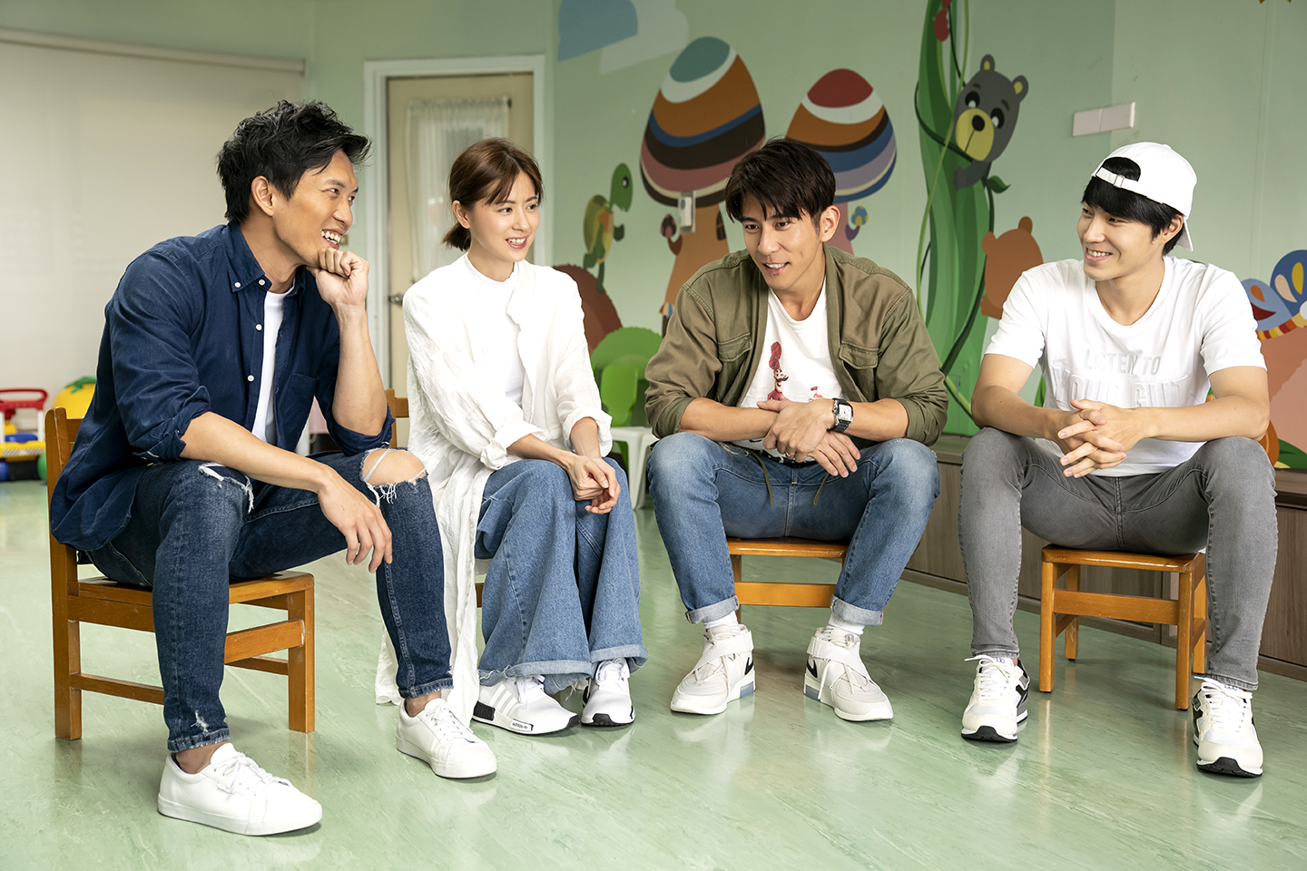 《天堂的微笑》演員黃尚禾(左起)、林予晞、修杰楷、唐振剛先前到台北榮總拍攝微電影《Endless Love》。(TVBS提供)