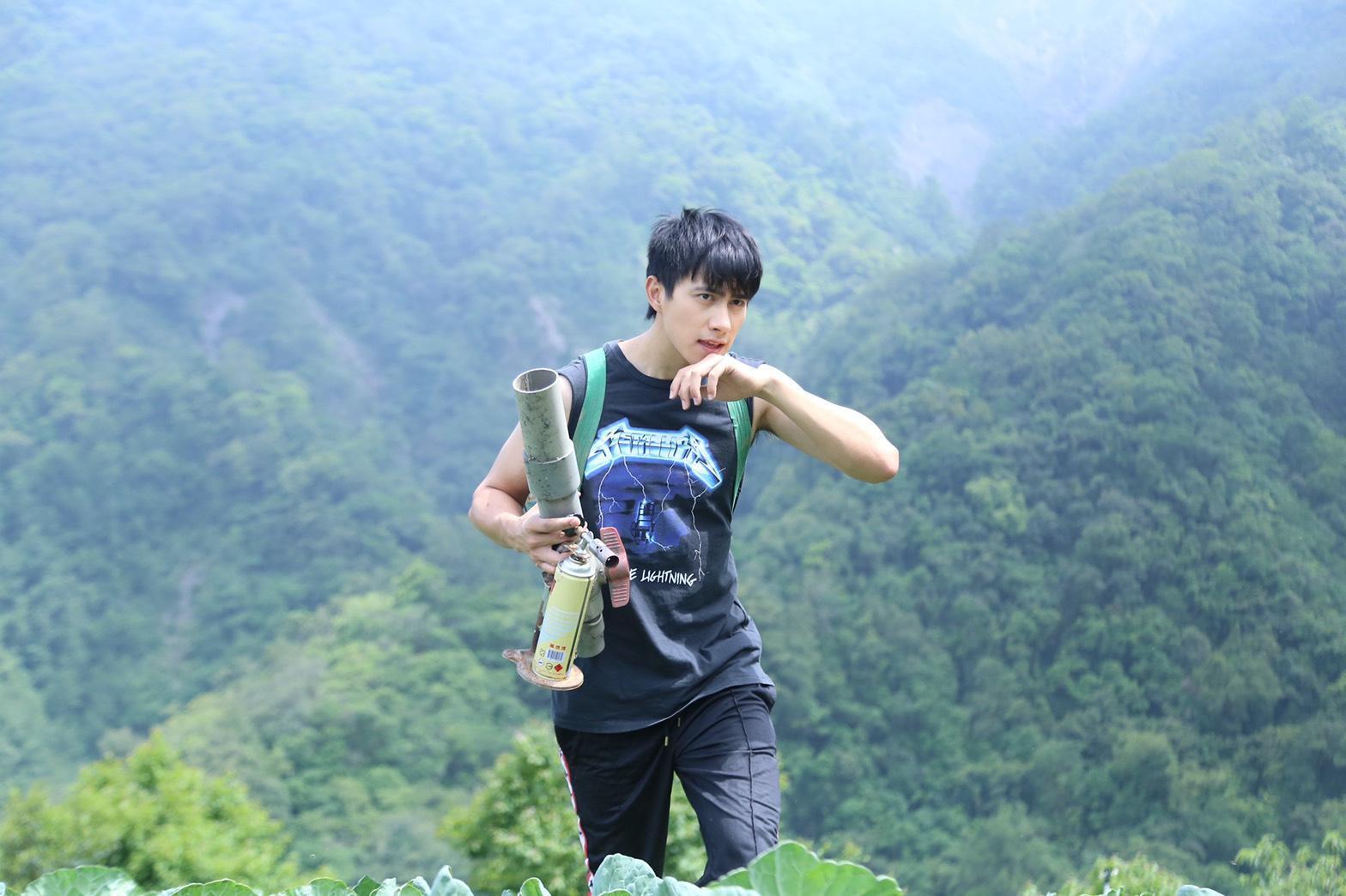 回歸真實的自己,潘君侖每天早上五點就起床務農。(希望娛樂提供)