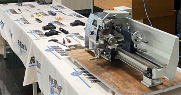 「中打」短短9天就破獲4處藏身自宅或租住套房的地下兵工廠,其中還查到一組高級車床。(林慶祥翻攝)