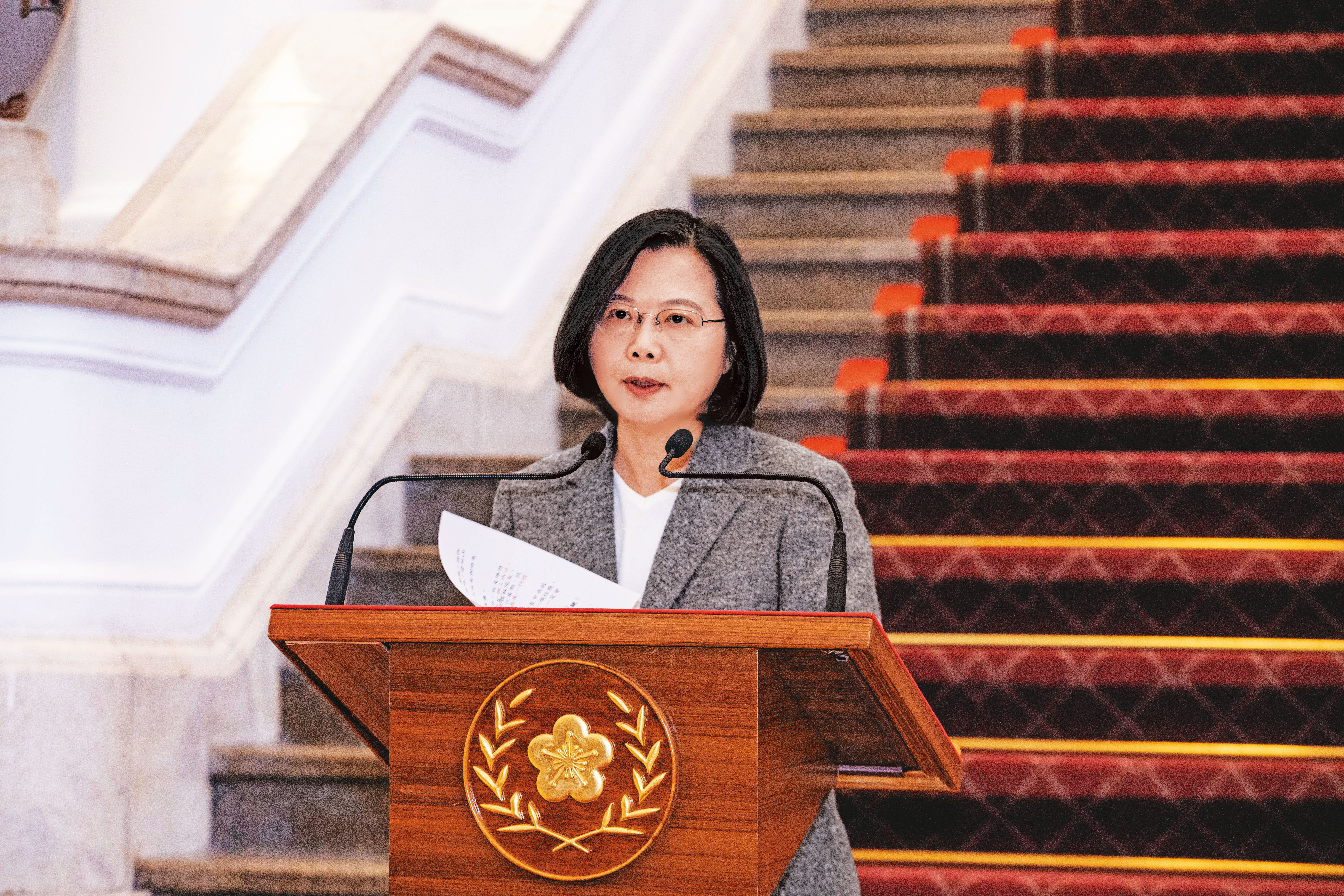 蔡英文總統正式進入第2個4年，她用「和平、對等、民主、對話」低調回應對岸的敵意。