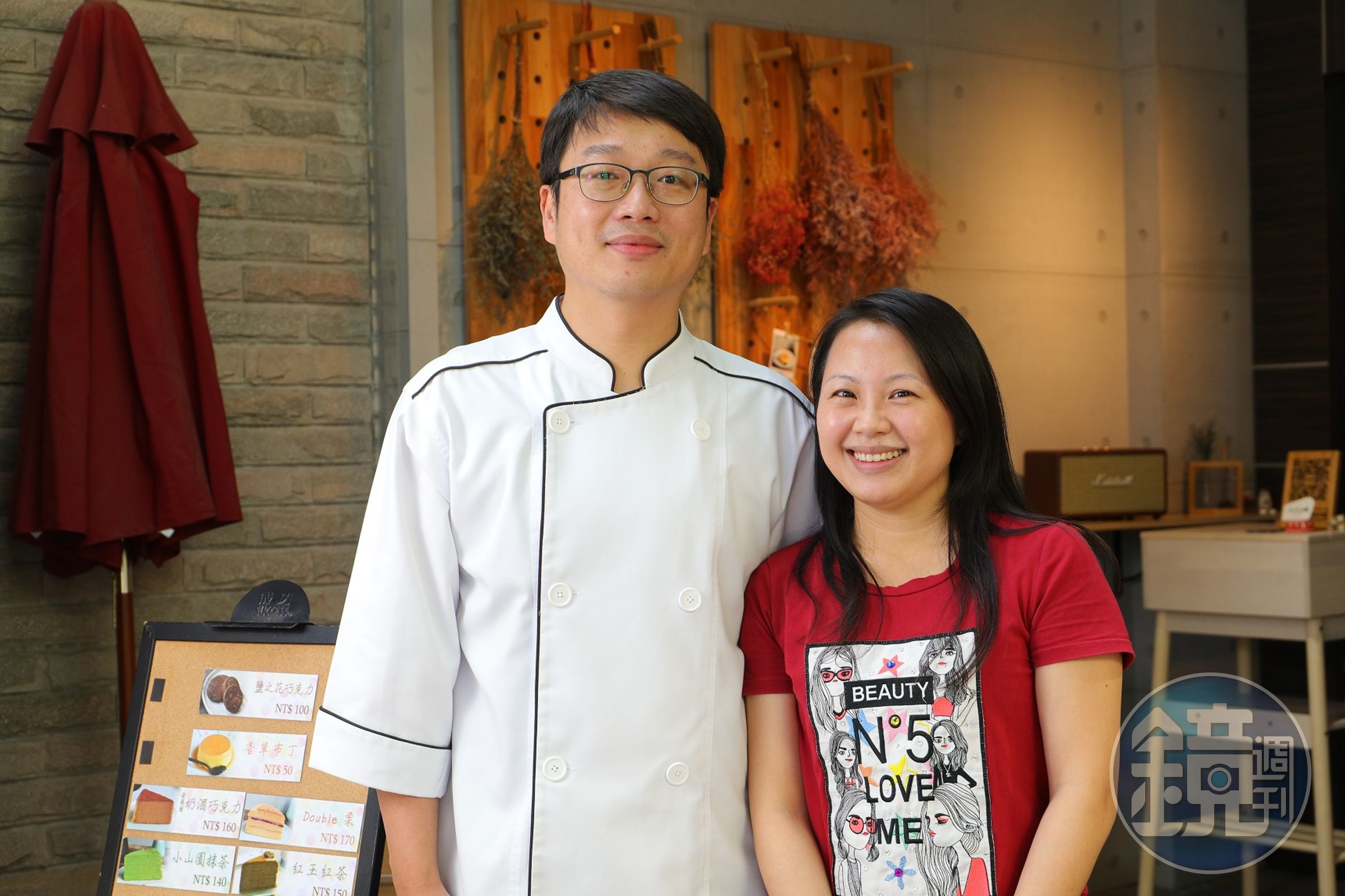 「濃特慢手作千層」的老闆蘇稟智（左）與妻子（右）共同經營甜點店。
