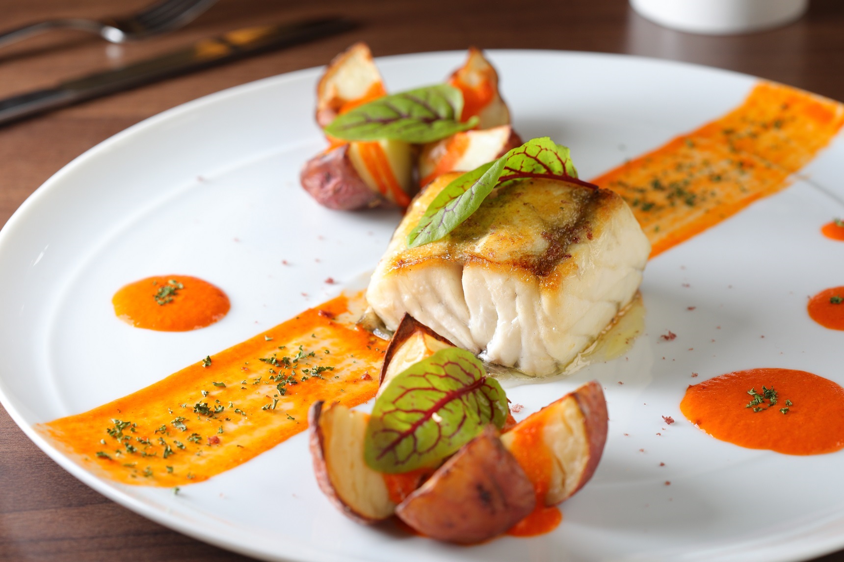 以西班牙特有的加納利亞群島紅醬搭配台南新觧鱸魚的「煎烤新鮮海鱸魚佐加納利亞群島紅醬」。（530元／份）