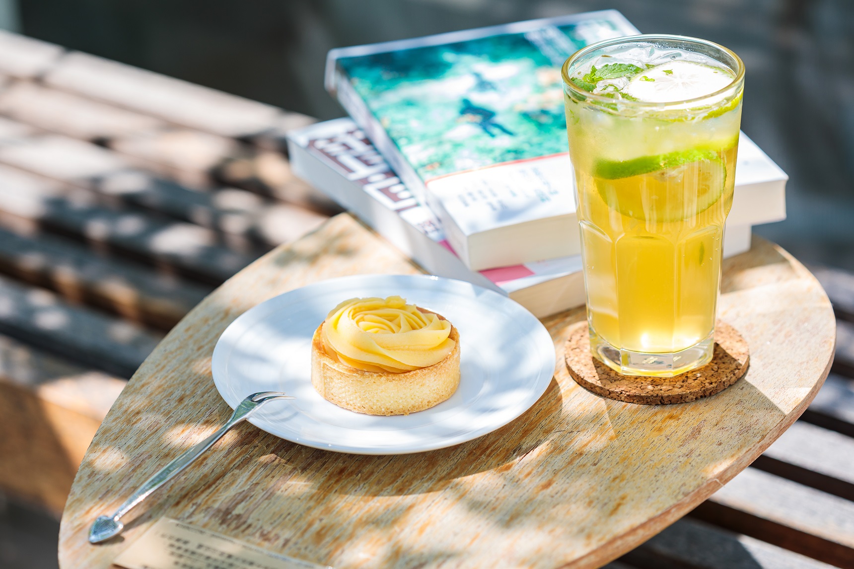 一份「檸檬塔」（110／個）與一杯「烏邦圖特調」（120／杯），在「Ubuntu烏邦圖書店」享受美好的閱讀時光。