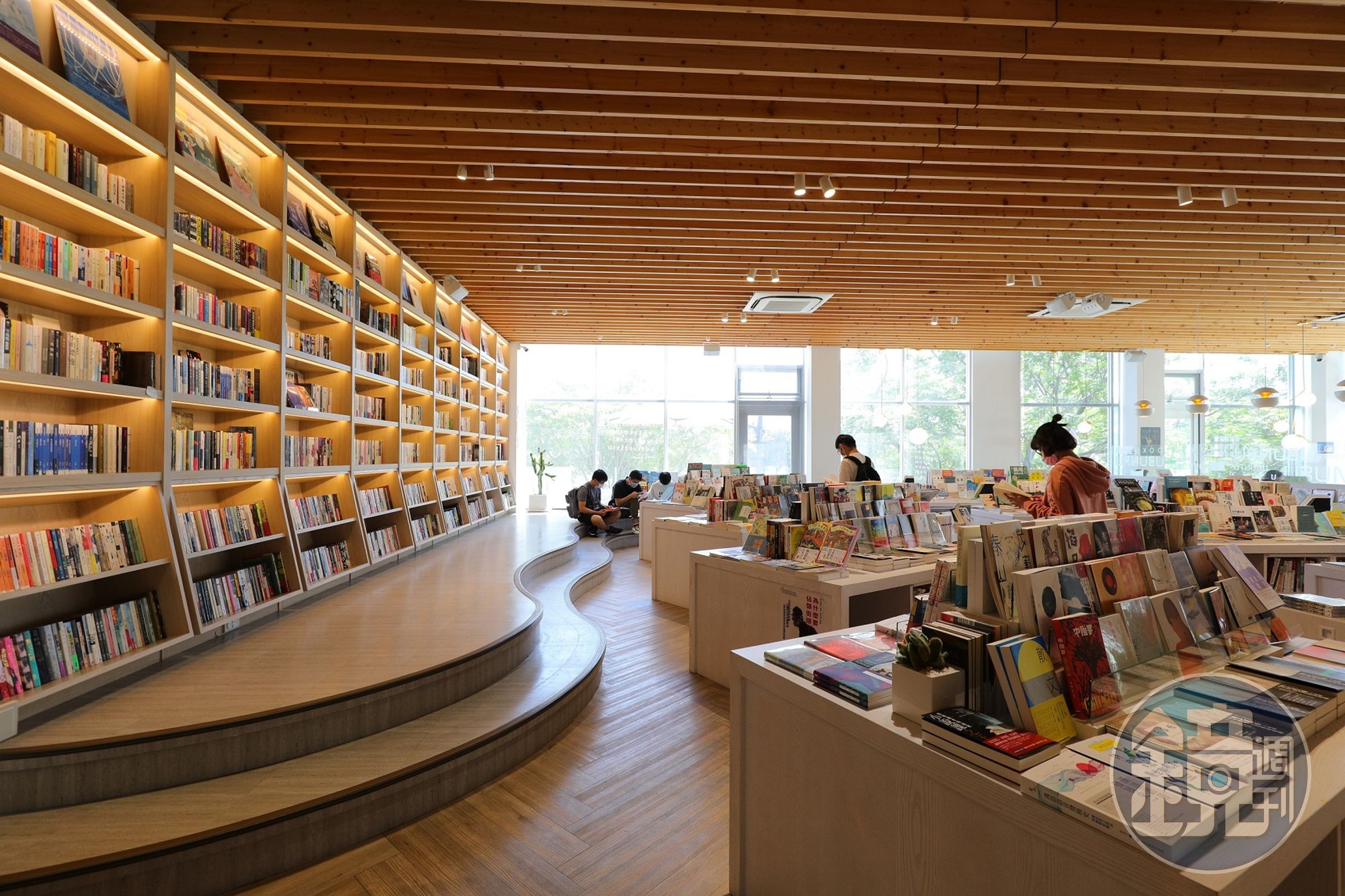 書店裡陳列3,500多本書，書蟲們可以在這裡消磨一整天。