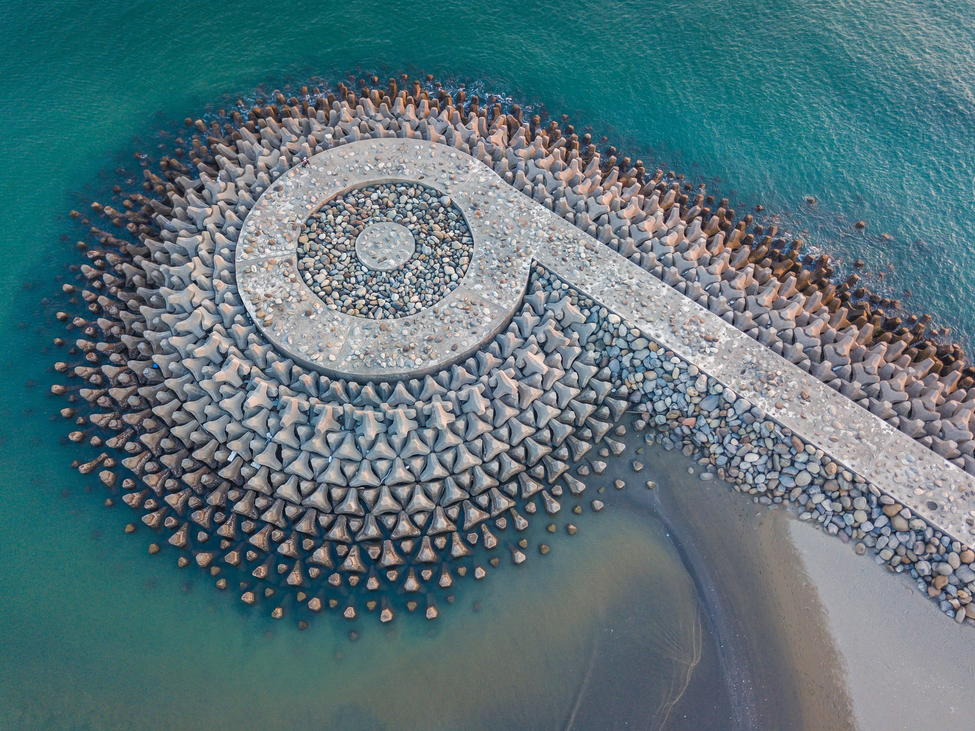 安平港外，空拍下的消波海堤，形成美麗的螺旋圖案。