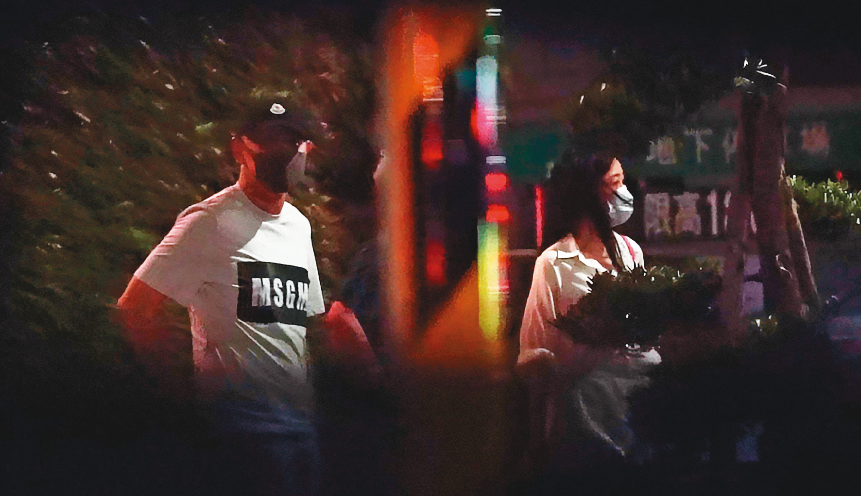 5月13日23：21，王敏錡（左）和Molly（右）進高檔涮涮鍋店吃晚餐，酒足飯飽後一起離開。