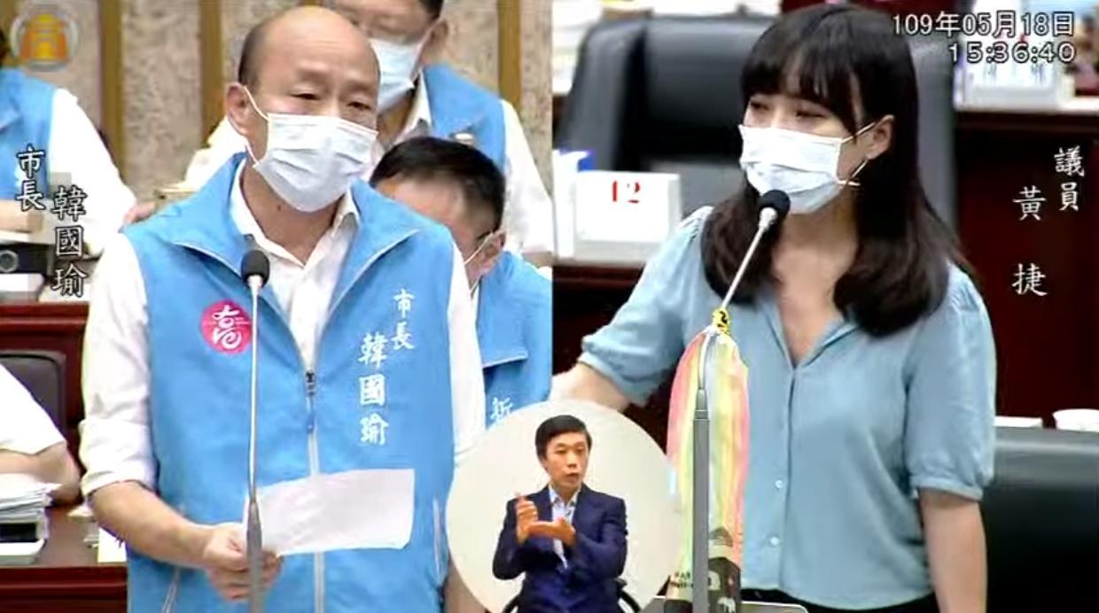 黃捷針對高雄輕軌質詢韓國瑜,但韓一度想將問題推給捷運局長。(翻攝自高雄市議會直播)