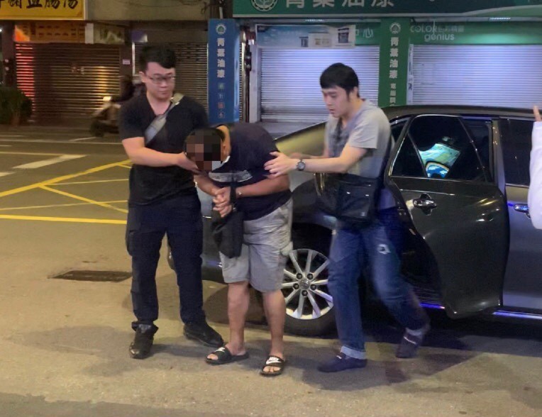 陳男拐3歲童丟包公園，昨天晚上在新竹被警方逮捕。（翻攝畫面）