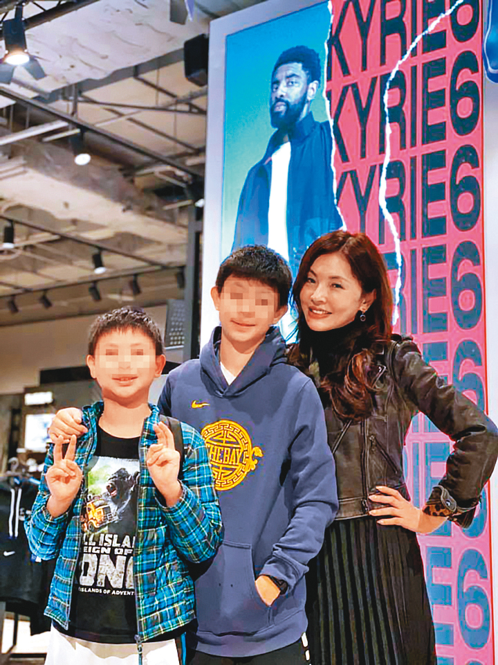 何如芸靠試管手術,生下二個寶貝兒子,如今都在新加坡求學,母子分隔兩地。