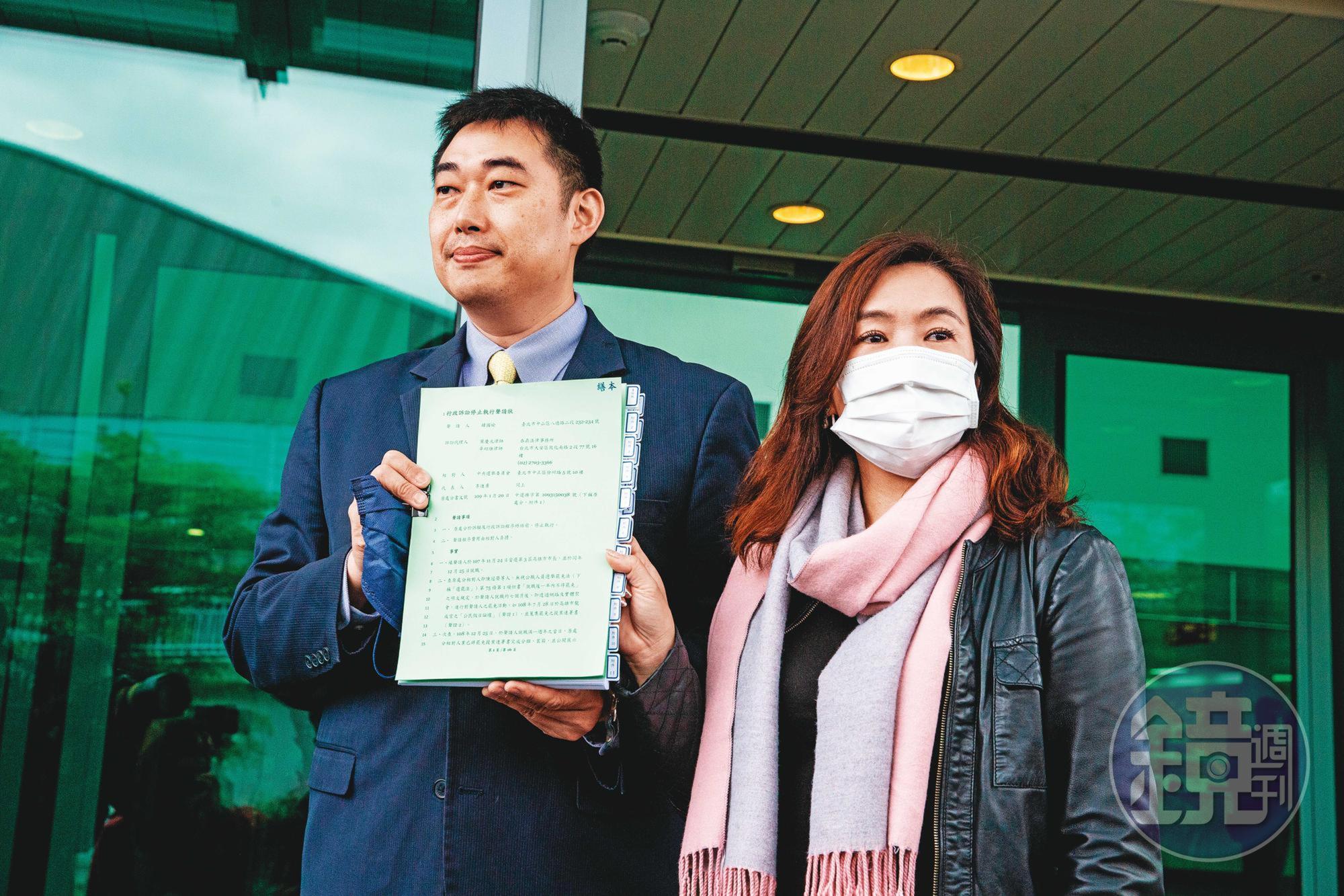 韓國瑜陣營律師葉慶元(左)、高雄市前新聞局長王淺秋(右),4月8日前往台北高等行政法院遞狀聲請停止罷免投票,但遭駁回,本月11日又再提訴訟。