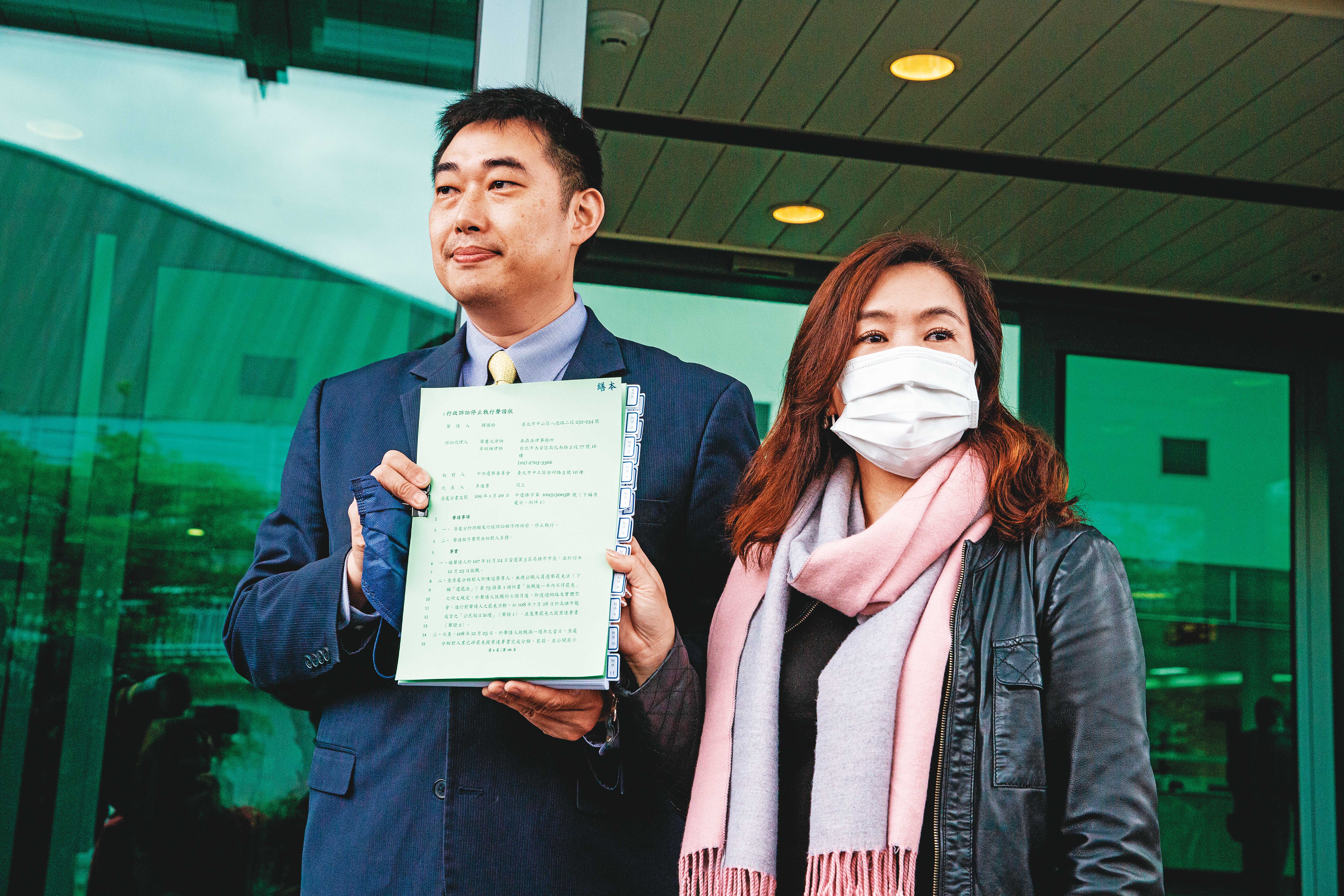 韓國瑜陣營律師葉慶元（左）、高雄市前新聞局長王淺秋（右），4月8日前往台北高等行政法院遞狀聲請停止罷免投票，但遭駁回，本月11日又再提訴訟。