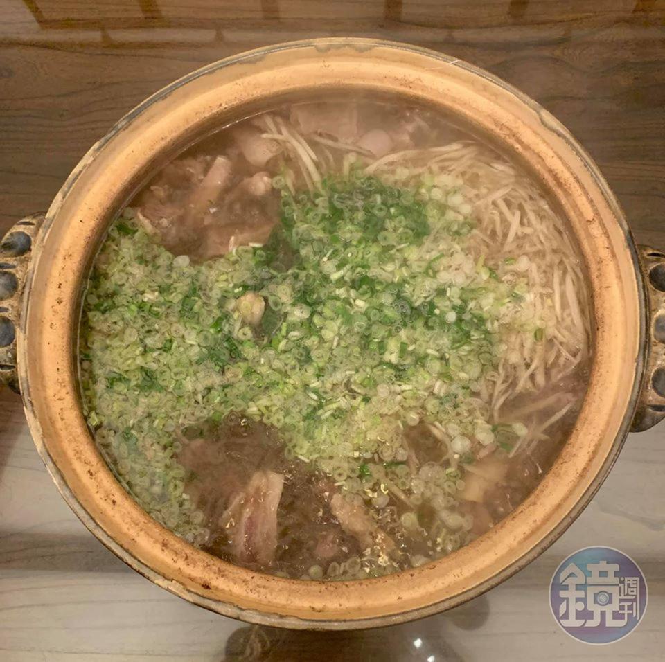 明福版的「清燉牛腩湯」,完全不加滷包,調味也極少,完全以好食材決勝負。