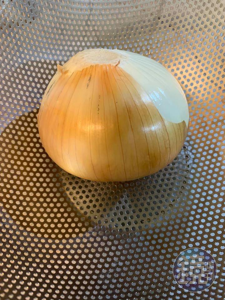 一整粒洋蔥,是明福的祕密武器。