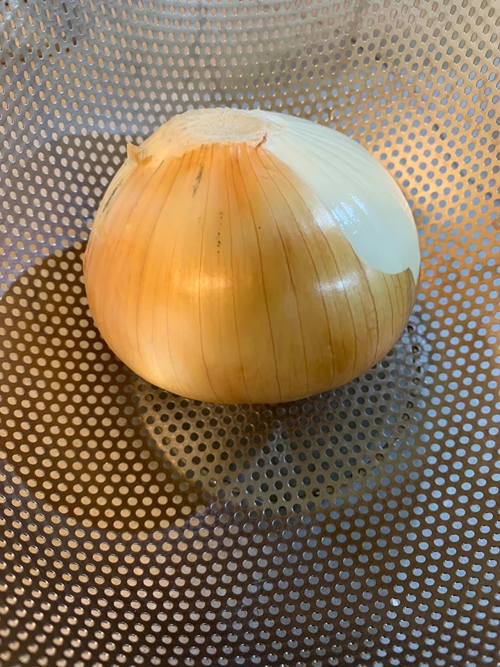 一整粒洋蔥，是明福的祕密武器。