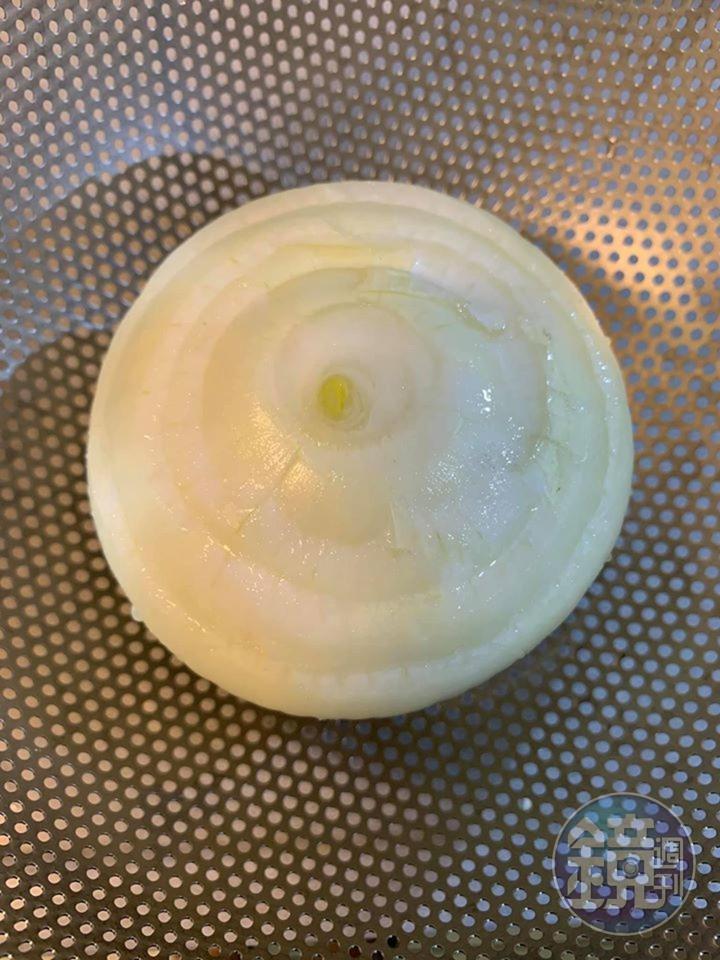 洋蔥剝掉外皮即可,不用切絲。