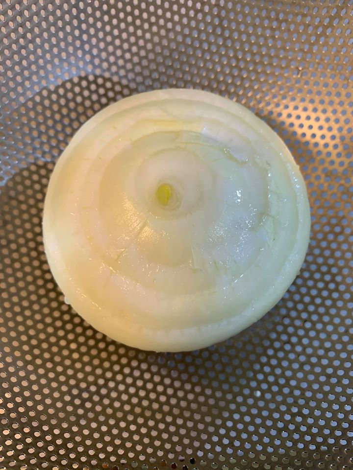 洋蔥剝掉外皮即可，不用切絲。