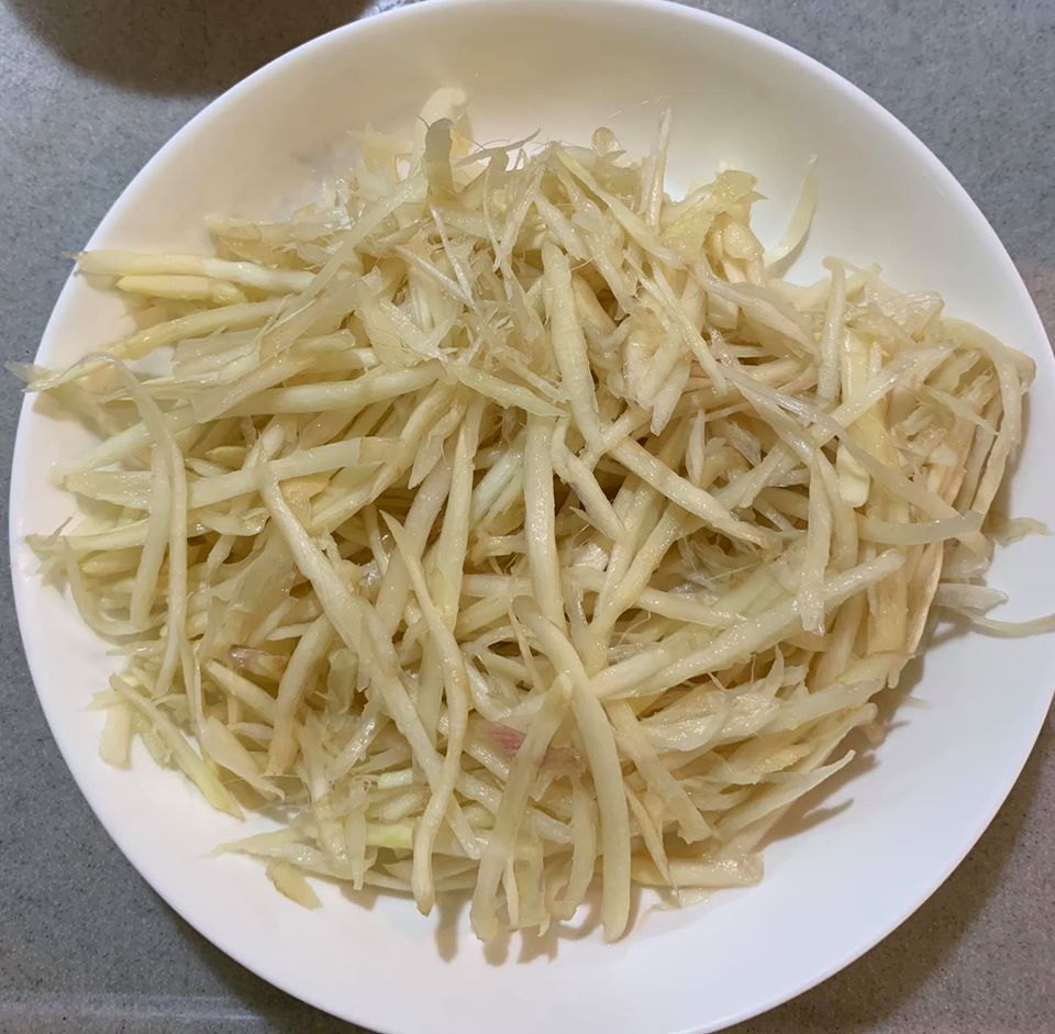 中薑切絲備用。