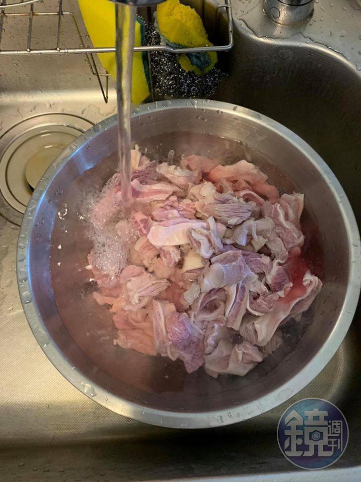 撈起牛腩,用活水沖洗血水。