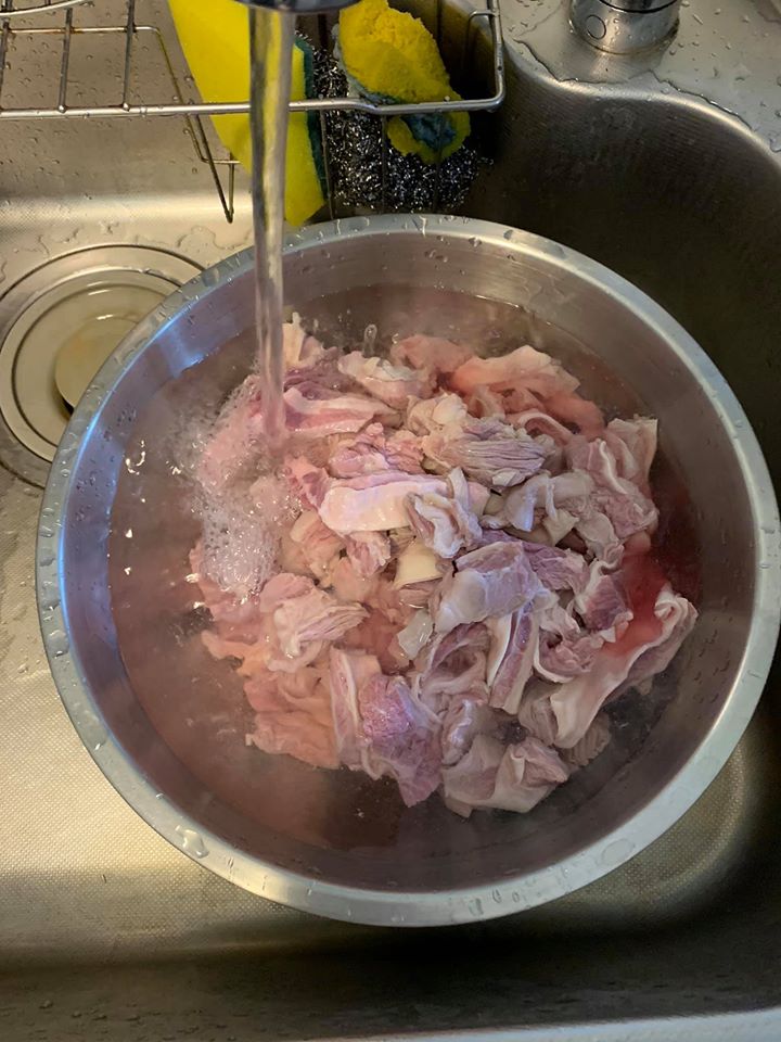 撈起牛腩，用活水沖洗血水。