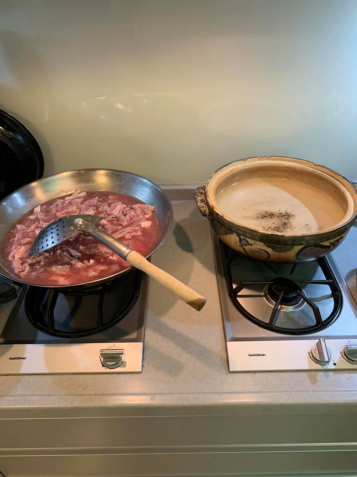 砂鍋煮熱水，兩鍋並用。