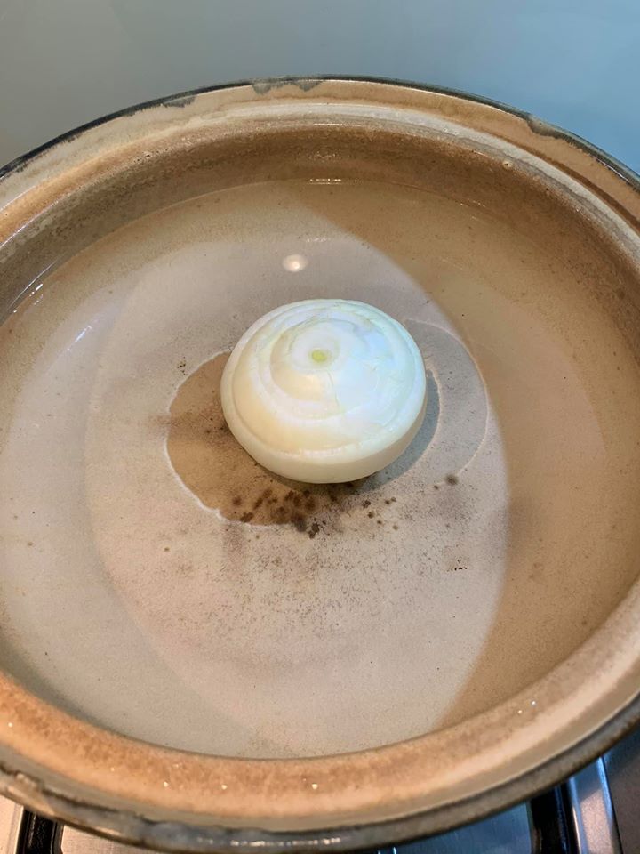 在砂鍋中放入洋蔥。