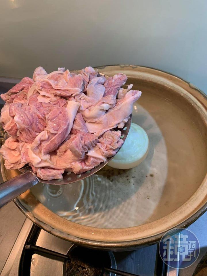 把沖洗過血水的牛腩放入。