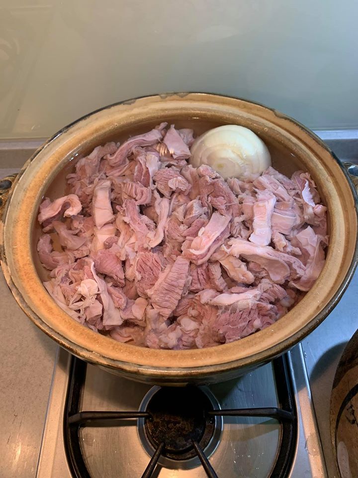 牛腩與洋蔥放滿整個砂鍋。