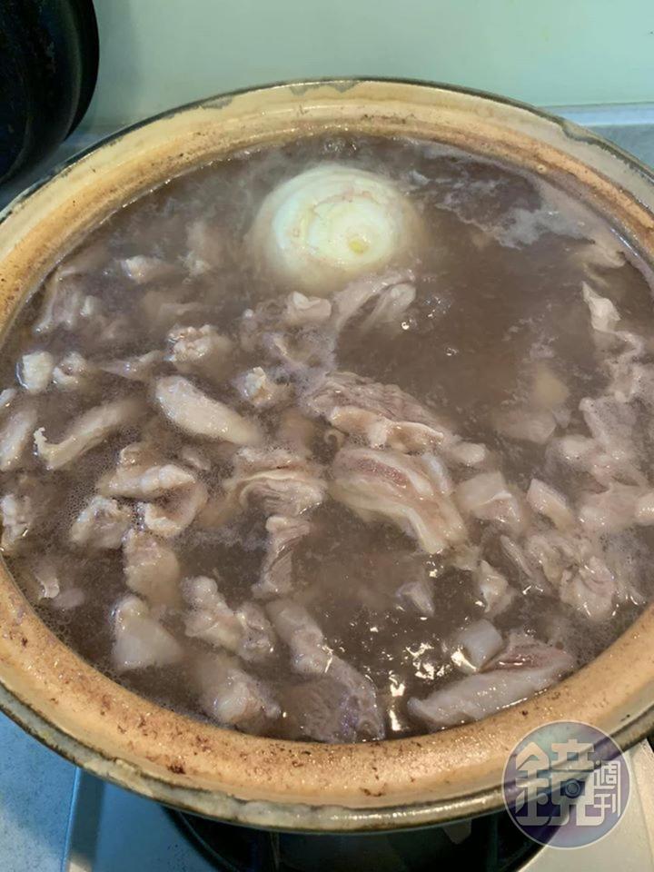 用細篩網撈浮渣十數次,這步驟最煩但很重要。