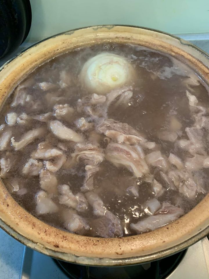 用細篩網撈浮渣十數次，這步驟最煩但很重要。