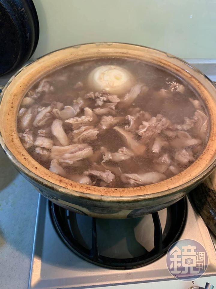 用細篩網撈浮油,還好油不多。