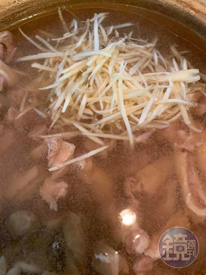 放入薑絲後,蓋鍋繼續煮。