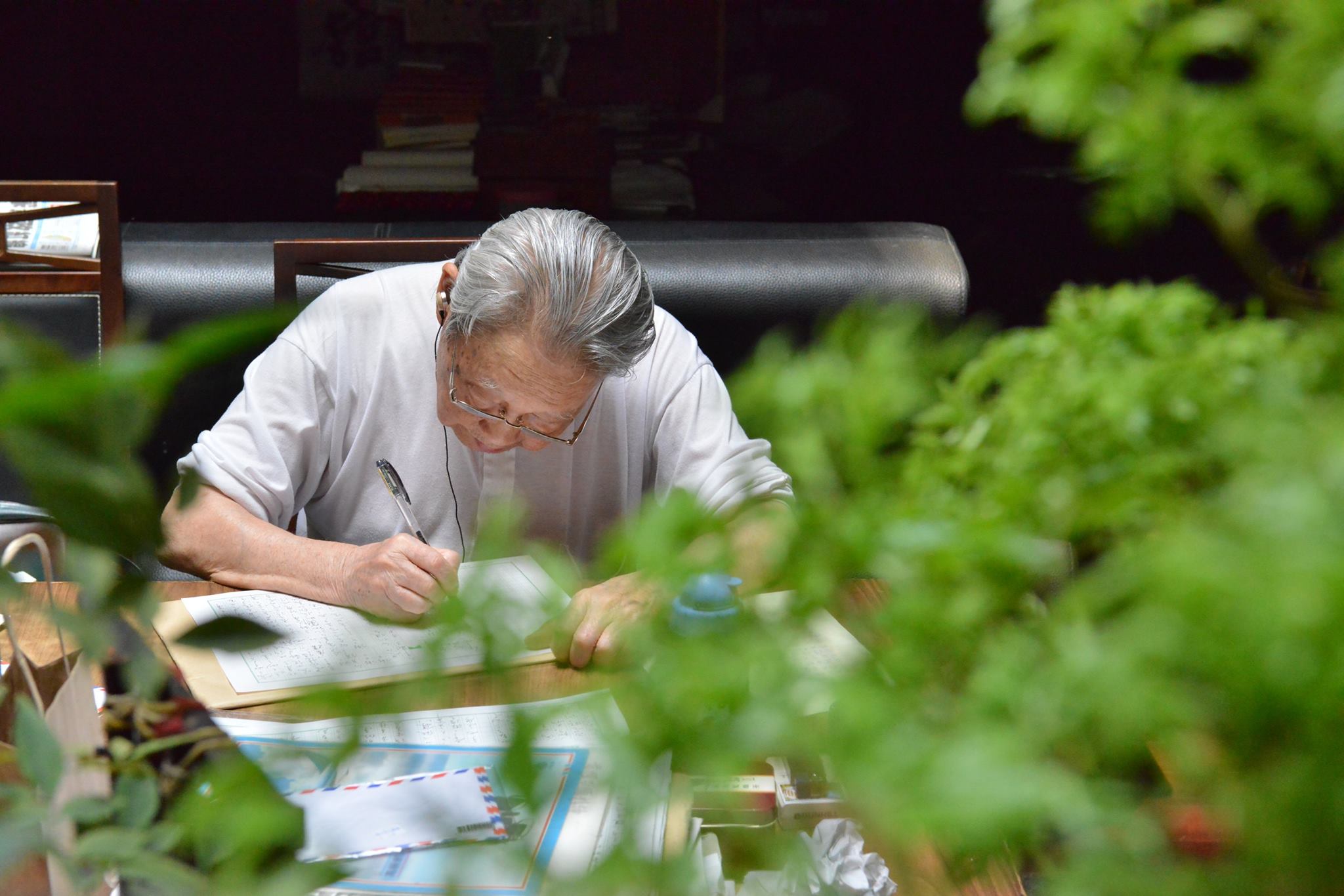 文壇巨擘鍾肇政辭世，卻有鄉民談及此事仍在開玩笑，讓網友怒轟歧視。（翻攝自鍾肇政臉書專頁）