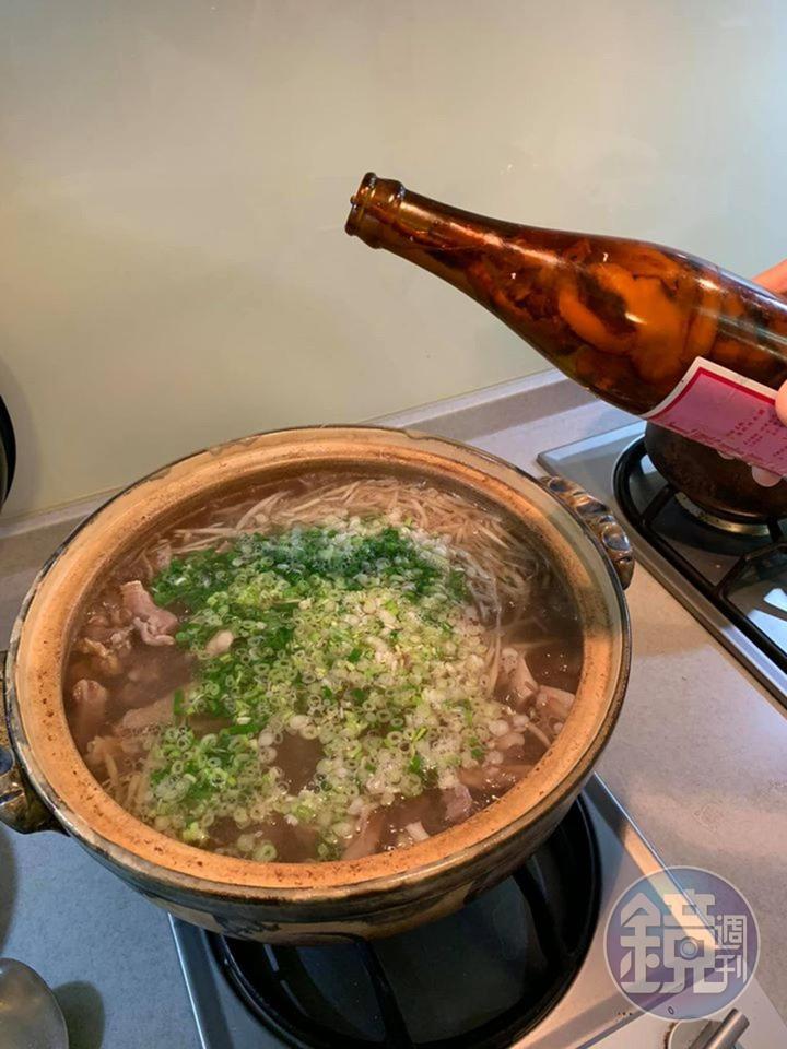 加當歸米酒,約小茶杯半杯,醒味,至為重要。我大兒子負責倒米酒。